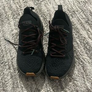 UNDER ARMOUR HOVR SIZE 8